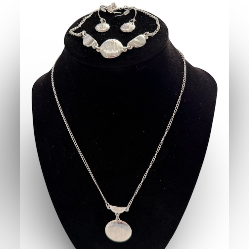 AVON VINTAGE SILVER NECKLACE, BRACELET AND EARRING SET